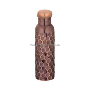 Botella de agua de cobre clásica con acabado de metal puro para la salud digestiva, bienestar Ayurvédico y mejora la hidratación - Product Image 2