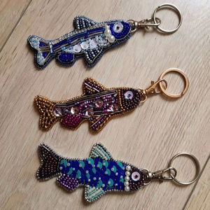 Ensemble de porte-clés en forme de poisson perlé faits à la main, breloques de sac animaux pailletés, ornements colorés vie marine, accessoires de porte-clés, pendentifs brodés - Product Image 1