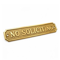 Plaque de porte personnalisée en zinc plaqué or, avec lettres modernes rondes imprimées UV et logo en creux, pour signalisation 'Interdiction de solliciter'