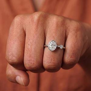 Anillo de aniversario de moissanita brillante con corte ovalado de 8*6 para ella, plata 925, dos piedras, elegante regalo sorpresa de cumpleaños para ella - Product Image 5
