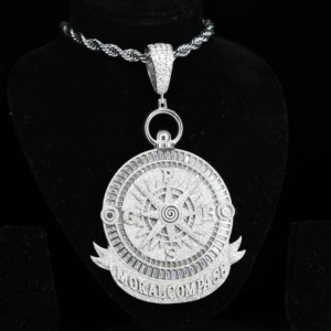 Collar con colgante de brújula moral para hombre, estilo hip hop, con moissanita talla baguette, plata 925 chapada en rodio, dijes temáticos para hombre - Product Image 4