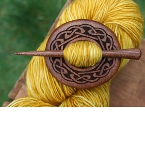 Marcador de Puntos Redondo de Madera con Diseño Celta para Tejer a Mano con Hilo - Product Image 1