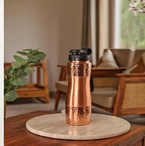 Magnifique bouteille en cuivre texturée nid d'abeille, finition brillante et détails alvéolés uniques, disponible à prix de gros. - Product Image 5