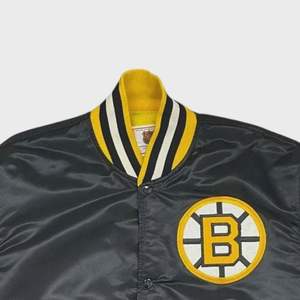 Chaqueta universitaria de satén personalizada al por mayor, chaleco de béisbol de lana para invierno, chaqueta de hombre personalizada con cuello alto y patrón de punto de tela satinada - Product Image 2