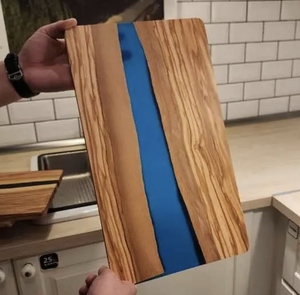 Planche à découper en bois naturel et résine, écologique, avec design artistique en époxy et finition lisse - Product Image 4