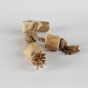 Tres mordedores de madera de café natural combinados con un diseño de cuerda para promover una masticación saludable, el cuidado dental y el juego duradero. - Product Image 3
