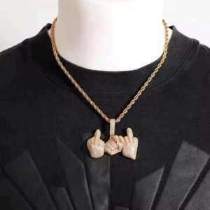 Colgante de Moissanita con Diseño de Mano en Gesto 'Iced', Chapado en Plata 925, Color Oro, Engaste de Bisel, Joyería Unisex Estilo Hip Hop - Product Image 3