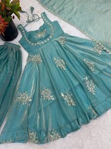 Présentation de la nouvelle collection prête à porter, composée d'une robe-sharara et d'un ensemble dupatta en soie et broderies lourdes. - Product Image 6