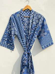 Bata de casa tipo kimono de algodón con estampado de bloques para hombre - Indigo, blanco, azul, patchwork, geométrico, jardín - Product Image 2