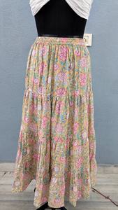 Elegante falda larga bohemia con volantes, hecha de suave y transpirable algodón con delicados motivos florales en rosa y verde. - Product Image 5