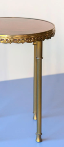 Nouvelle arrivée : Table d'appoint ronde en laiton français sur mesure, avec bordure décorative en filigrane et pied cannelé, table basse décorative pour boissons, vente en gros - Product Image 4