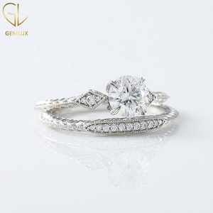 ชุดแหวนแต่งงานมอสซาไนต์วินเทจ ทรงกลม ทองคำขาว 14K ลายฉลุแบบมิลเกรน ชุดแหวนหมั้นและแต่งงาน - Product Image 4