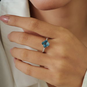 แหวนทองคำขาว 14K ดีไซน์ใหม่ ทำมือ ประดับบลูโทแพซและเพชรทรงโคลเวอร์สี่แฉก ดีไซน์มินิมอล เครื่องประดับสุดพิเศษ - Product Image 2