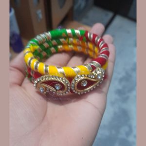 Nuevas pulseras de hilo de seda con diseño floral tradicional multicolor y adornos de gota, ideales para Haldi, Mehndi, bodas y regalos de boda. - Product Image 4