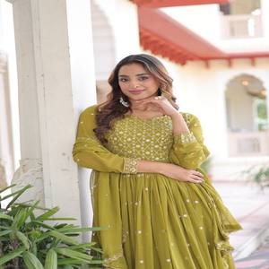 ชุดเดรสผ้าจอร์เจตต์สำหรับผู้หญิง VASTRA COTTAGE ประดับเลื่อม ปักลายดิ้นทอง แขนยาว คอวี ดีไซน์หรูหรา พร้อมผ้าคลุมไหล่เข้าชุด - Product Image 4