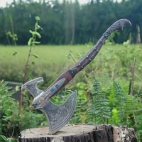 Hache à double lame forgée à la main de haute qualité avec manche en bois et motif de gravure complexe pour la survie