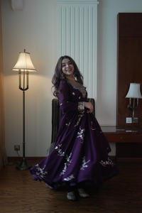 Ensemble de soirée jaune brodé pour femme en faux georgette, avec broderie lourde de sequins, Kurti, pantalon et dupatta entièrement évasés, sans plis - Product Image 3