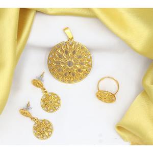 Pendentif en alliage de laiton plaqué or avec chaîne de boucles d'oreilles, ensemble de pendentifs tendance, bijoux de créateur traditionnels à l'exportation - Product Image 1