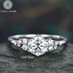 Bague de fiançailles en moissanite pour femme Charm Jewells, en argent et or platine, certifiée IGI, sertissage classique à griffes, pavé de pierres précieuses de 3 grammes - Product Image 2