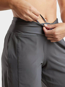 Shorts chauds pour femmes, taille basse, couleur unie, shorts de sport avec poches, séchage rapide, tricotés, coupe régulière, 100% polyester pour la course à pied - Product Image 5