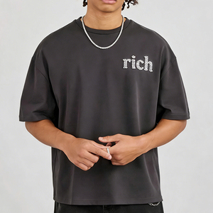 เสื้อยืดโอเวอร์ไซส์ทรงบ็อกซี่ สตรีทแวร์ ตกแต่งโลโก้ด้วยคริสตัล น้ำหนัก 300GSM ไหล่ตก สำหรับผู้ชาย - Product Image 1