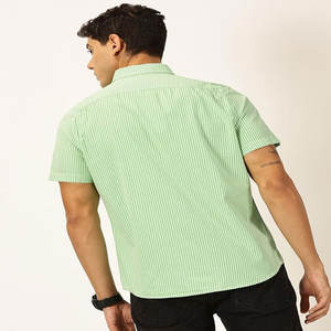 Chemise d'été à manches courtes décontractée à la mode pour hommes, fermeture à glissière ample personnalisée avec caractéristiques anti-rides et respirantes - Product Image 1