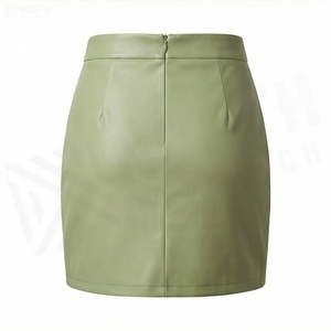 Jupe mini asymétrique en similicuir taille haute pour femme avec fente, couleur unie, design brillant, à porter toute l'année - Product Image 2
