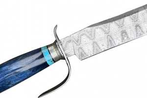 Herramienta Utilitaria de Acero de Damasco Hecha a Mano con Guardacuchillas Curvo Sub-Hilt y Mango de Resina Azul - Product Image 2