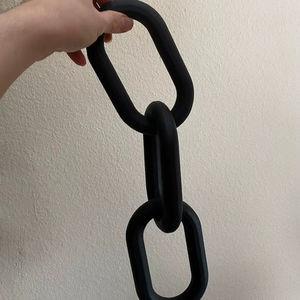 Sculpture en bois de pin indien poli, chaîne à maillons peinte en blanc pour la décoration de table et de la maison par Lametierartz, modèle motif - Product Image 1