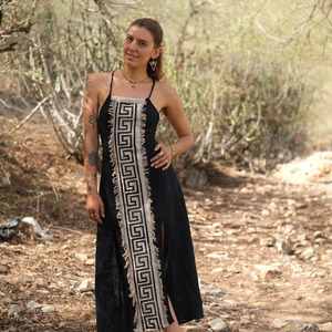 Elegante Vestido Maxi Negro Bohemio con Bordado de Llaves Griegas, Detalle de Flecos sin Rematar y Aberturas Laterales Dobles - Product Image 1