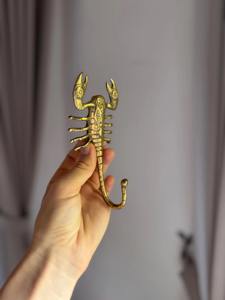 Crochet mural vintage en laiton motif scorpion – Support élégant pour accessoires de cuisine, outils de jardin et rangement d'entrée - Product Image 5