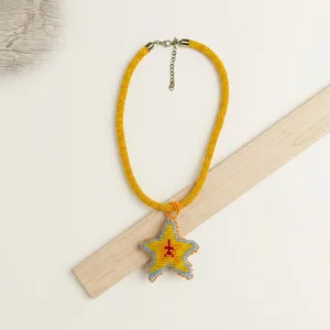 Collier pendentif étoile perlé fait main jaune avec caractère rouge, style unisexe mignon, chaîne plaquée or - Product Image 2