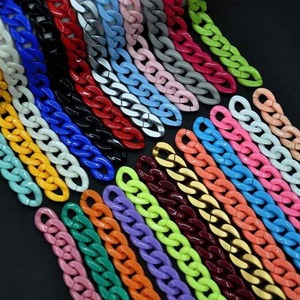 Chaîne de collier légère en résine colorée de luxe très demandée pour collection de bijoux de mode, disponible à la vente - Product Image 2