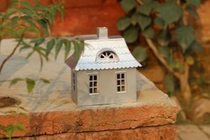 Support de bougie chauffe-plat en métal de conception artisanale en forme de maison avec fenêtres découpées pour la décoration intérieure, Noël, Pâques et autres occasions - Product Image 5