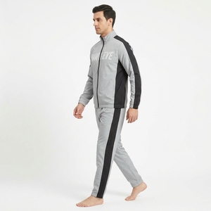 Conjunto deportivo de dos piezas con estampado de letras grises para hombre, chaqueta con cremallera y cuello alto, pantalones largos deportivos - Product Image 3