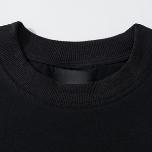 Camiseta Negra de Corte Regular para Hombre, Manga Corta, Cuello Redondo, Ribete en Contraste, Informal, con Logotipo Frontal en Lona, Ecológica - Product Image 2