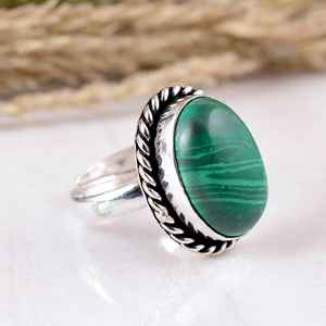 Bague de cocktail ovale artisanale en argent et malachite verte, style bohème et hippie, pour homme et femme, par SHYAM JEWELRS, inspirée du Rajasthan - Product Image 2