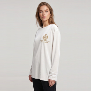 T-shirts en velours surdimensionnés Regal Three LLC pour femmes, logo brodé personnalisé sur le devant, t-shirt en velours pour femmes, col rond, t-shirts en velours - Product Image 5