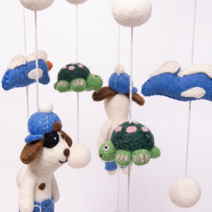 Móvil de Cuna para Bebé Hecho a Mano con Fieltro de Lana Merino – Decoración Colgante Ecológica para Cuarto de Bebé, Adorable Cachorro y Tortuga de Fieltro - Product Image 3
