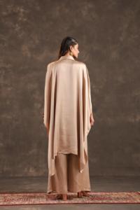 Caftán beige de viscosa con pantalón - Elegante vestido informal transpirable de verano para invitadas de boda - Product Image 1