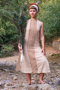 Robe longue artisanale en coton Khadi avec imprimé géométrique tribal, style bohème, sans manches, col halter, avec fente latérale - Product Image 5