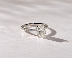 Anillo de Compromiso Clásico para Mujer con Diamante Cultivado en Laboratorio con Corte Esmeralda y Banda Pavé, Chapado en Oro Puro al 100% - Regalo de Boda y Aniversario - Product Image 2