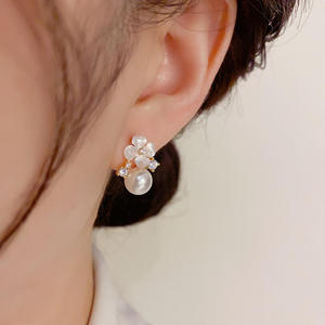 Boucles d'oreilles unisexes en forme de fleur de perle avec accents de diamants naturels taille brillant, plaqué or rose 18 carats, style mariage de luxe - Product Image 2