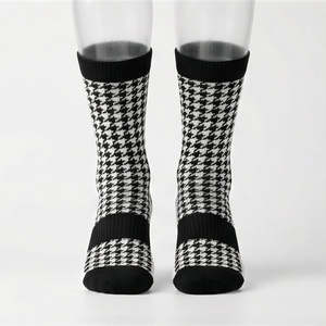 Chaussettes pour hommes, motif pied-de-poule, tricotées en coton et élasthanne, respirantes, pour un usage quotidien en automne, style classique - Product Image 1