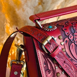 Bolso Bandolera de Cuero Genuino Venus Leathers, Diseño Western Hecho a Mano con Patrón de Letras, Compacto, de Alta Calidad para Mujer - Product Image 4