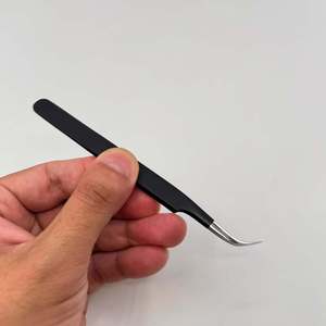 Pinzas para Extensión de Pestañas Curvas Ligeras en Negro Mate, Acero Inoxidable, Impresión de Logotipo Personalizado, Punta Fina, OEM - Product Image 3