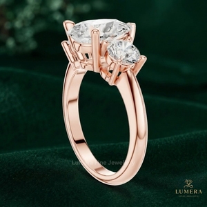 Bague à trois pierres en diamant de forme poire cultivé en laboratoire, avec pierres latérales rondes, en or massif, bague unique pour votre petite amie - Product Image 3