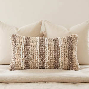 Housse de coussin bohème avec rayures géométriques et détails en pompons, coussin décoratif tissé, accent de décoration intérieure bohème en laine et coton - Product Image 3