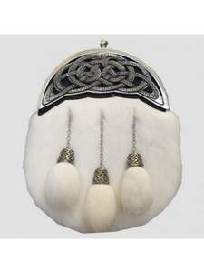 Vestido escocés tradicional hecho a mano con sporran, con pelaje gris y un cantle decorativo de metal con forma de cardo. - Product Image 5