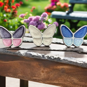 Mini urna de cremación de recuerdo de mariposa de latón para entierro de mascotas por Brassworld India - Product Image 1